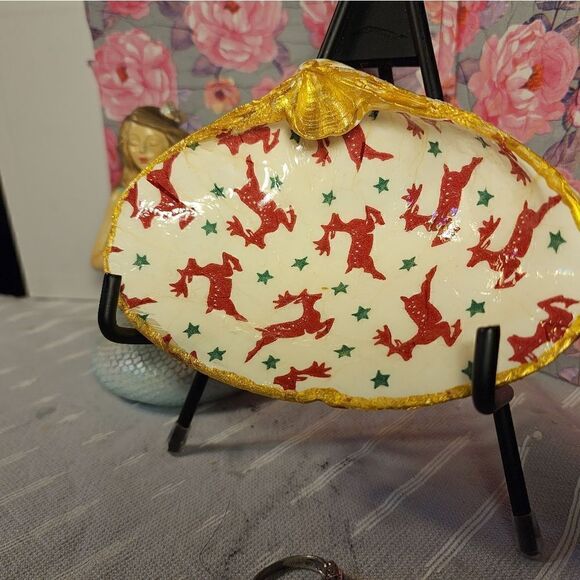 DECOUPAGE CLAM SHELL DECOUPAGE REINDEER ON A CLAM SHELL TRINKET DISH - Picture 3 of 11